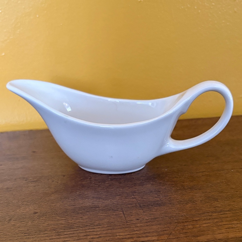 White Ceramic Gravy Boat with Ergonomic Handle